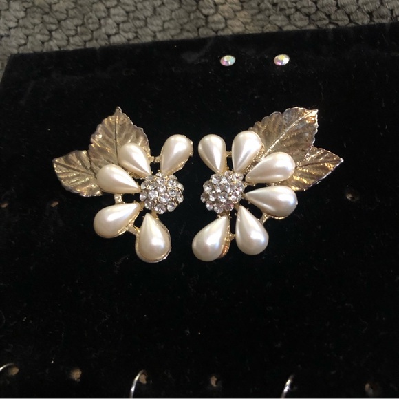 Faux Pearl/gold Vintaged earrings Floral leaves artistic 80s fashion jewellery. - Picture 9 of 9